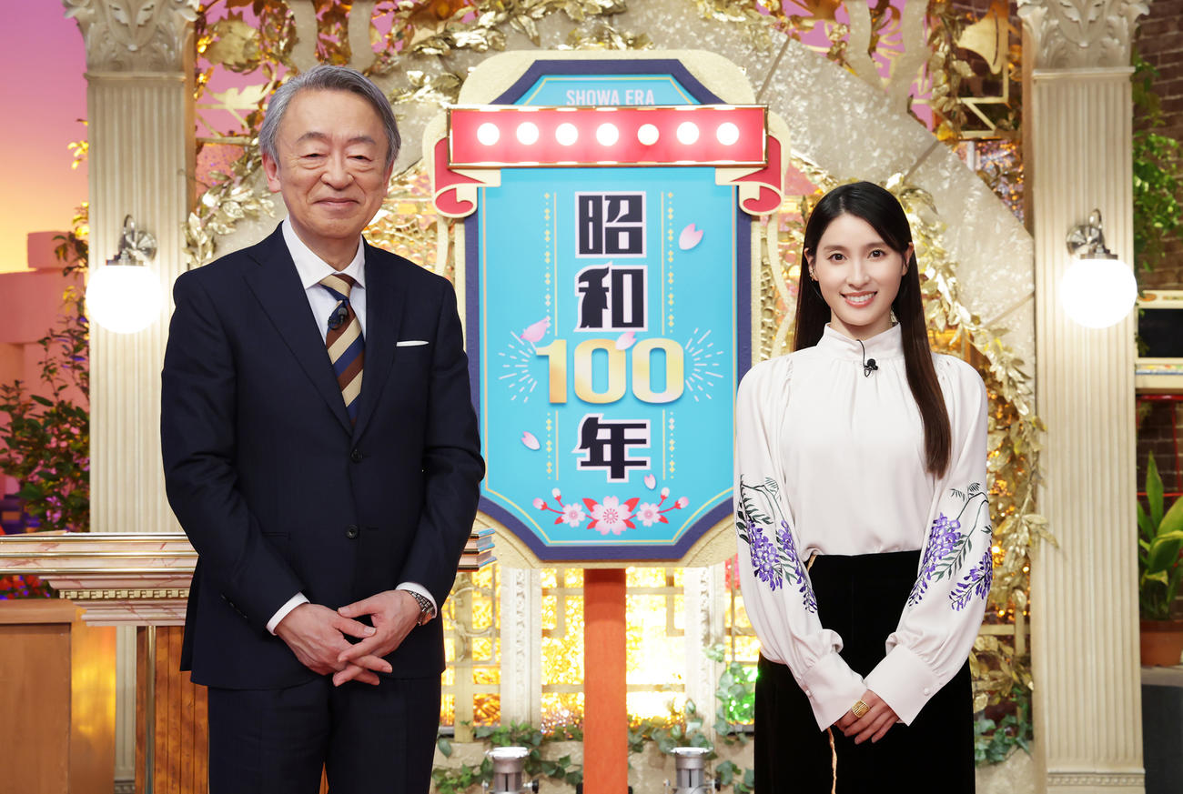 テレビ東京系報道特番「池上彰×土屋太鳳　昭和100年」。左から、池上彰氏、土屋太鳳