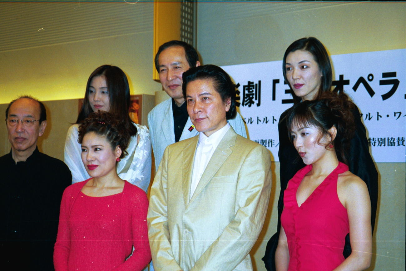 前列左から蜷川幸雄、キム・ヨンジャ、鹿賀丈史、茂森あゆみ。後列左から森川美穂、村井国夫、大浦みずき（2001年4月撮影）