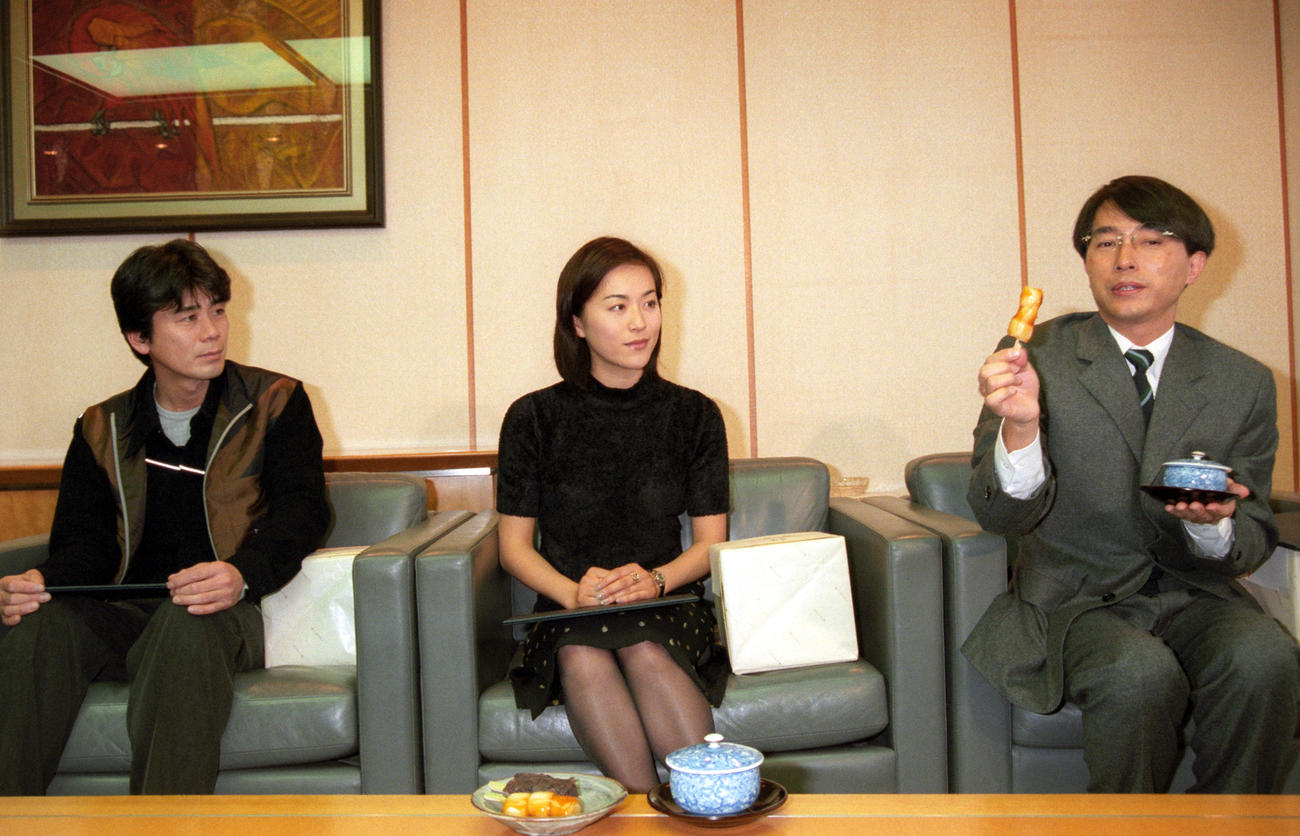 大ヒット曲「だんご3兄弟」感謝状　NHK海老沢会長から感謝状を贈られた左から速水けんたろう、茂森あゆみ、佐藤雅彦プロデューサー（1999年3月撮影）