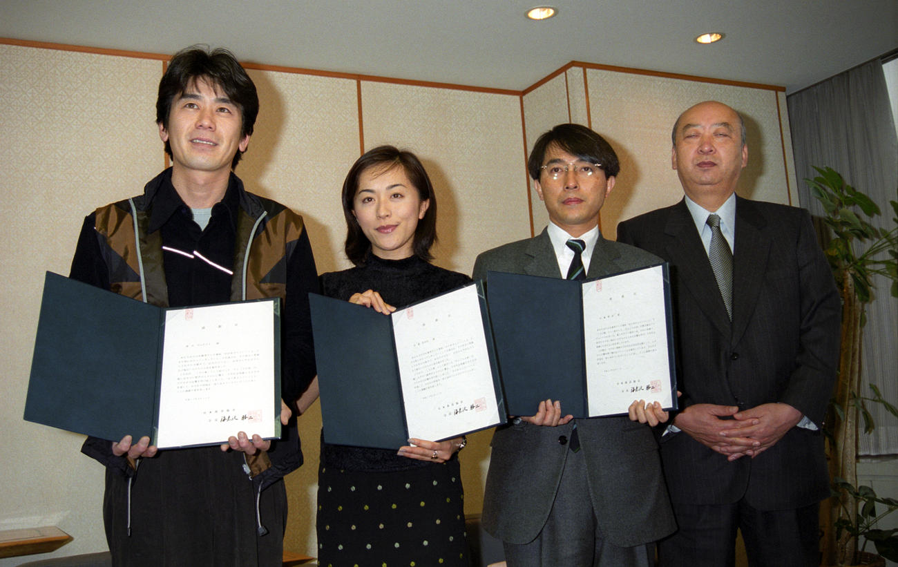 大ヒット曲「だんご3兄弟」感謝状　NHK海老沢勝二会長（右端）から感謝状を贈られた左から速水けんたろう、茂森あゆみ、佐藤雅彦プロデューサー（1999年3月撮影）