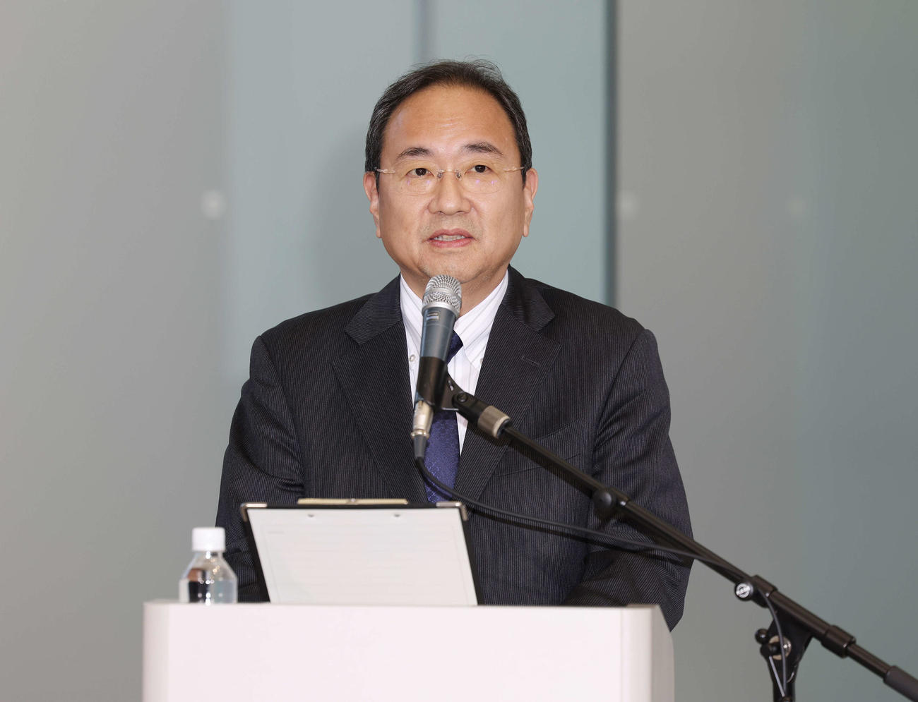 会見に臨むフジテレビ清水賢治社長（撮影・宮地輝）