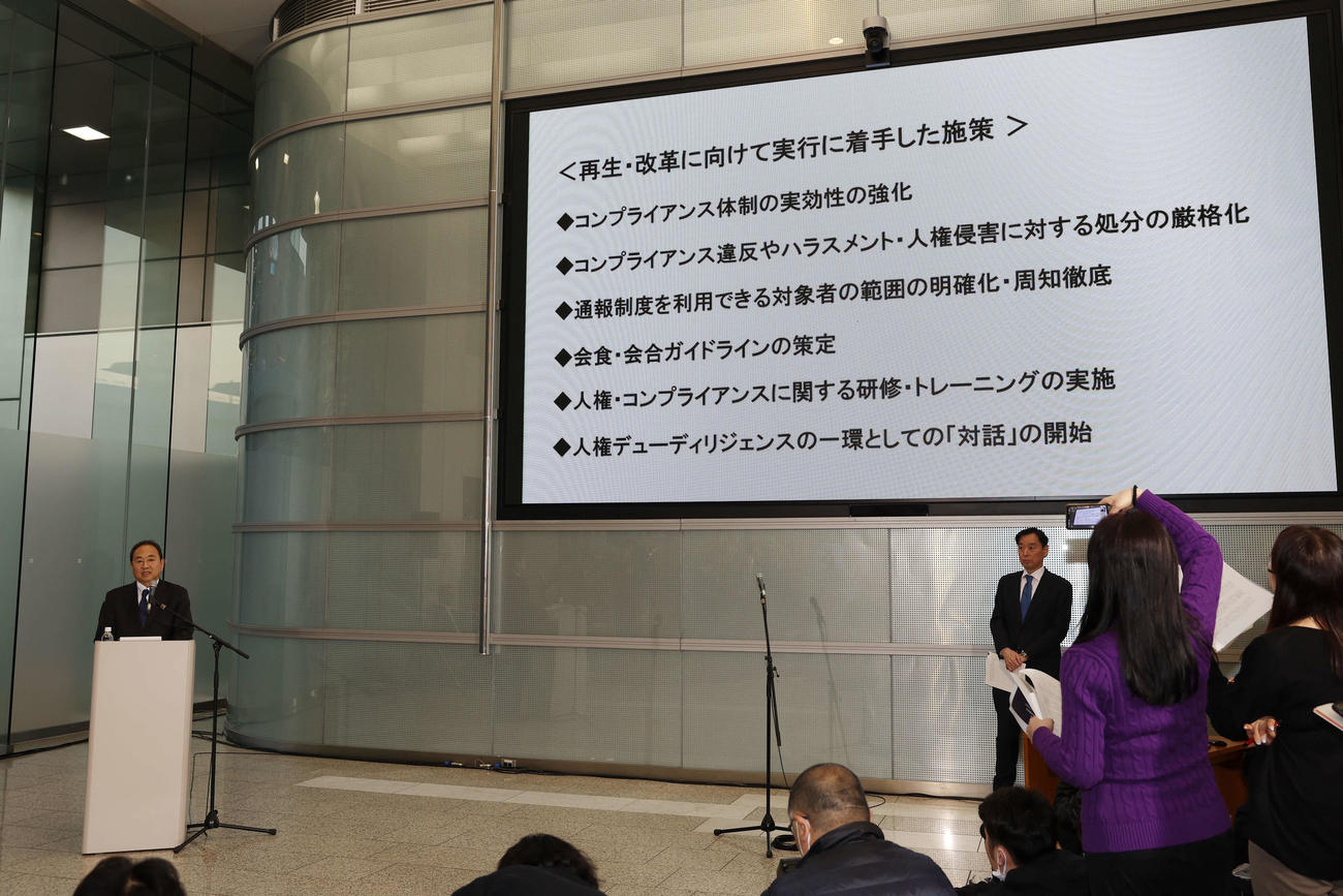 会見に臨むフジテレビ清水賢治社長（撮影・宮地輝）