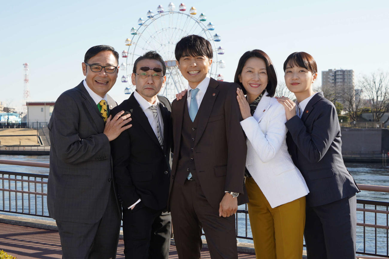 テレビ朝日系「特捜9 final season」に出演する左から田口浩正、吹越満、井ノ原快彦、羽田美智子、深川麻衣