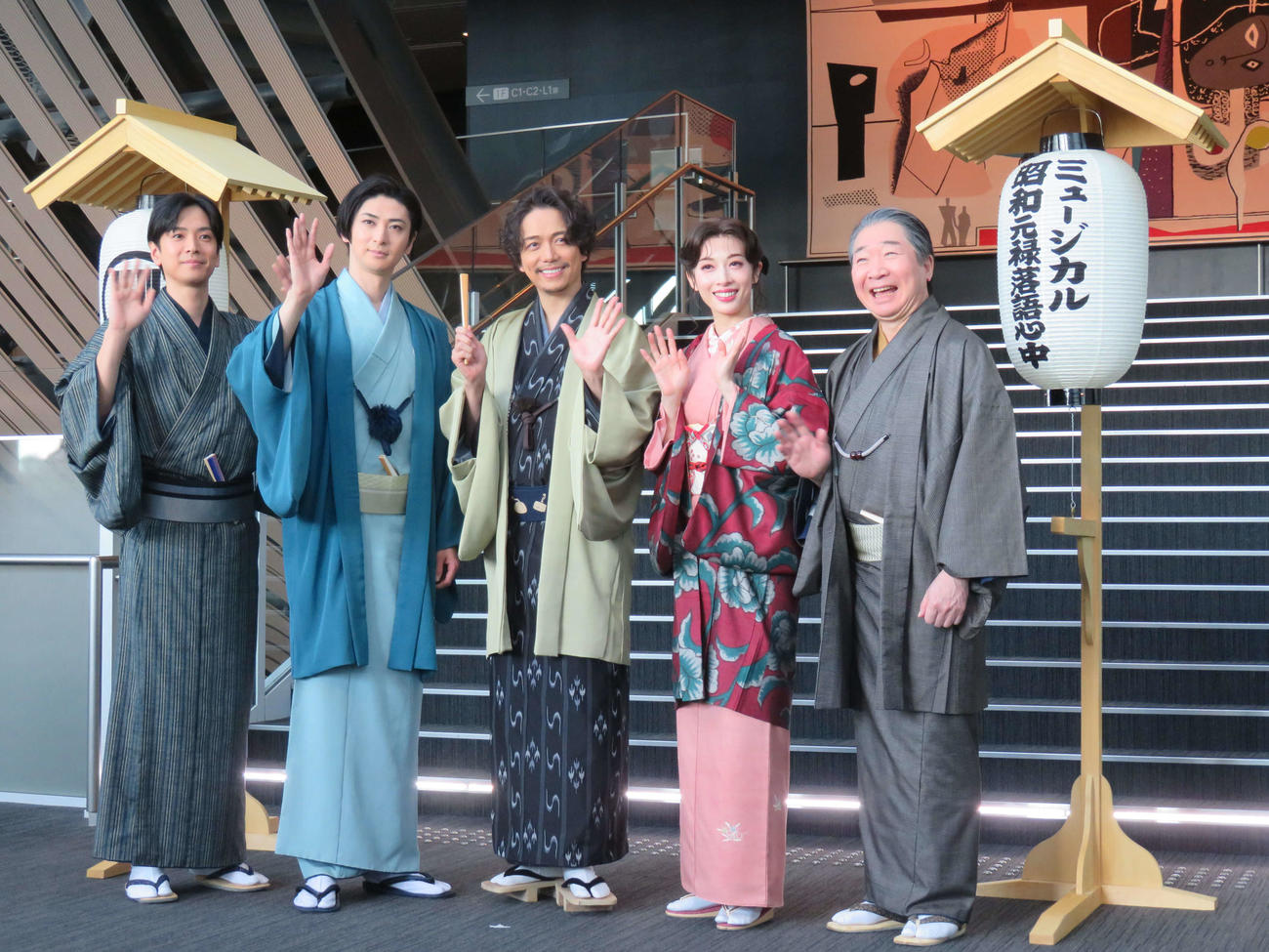 ミュージカル「昭和元禄落語心中」取材会に出席した、左から黒羽麻璃央、古川雄大、山崎育三郎、明日海りお、中村梅雀（撮影・村上幸将）