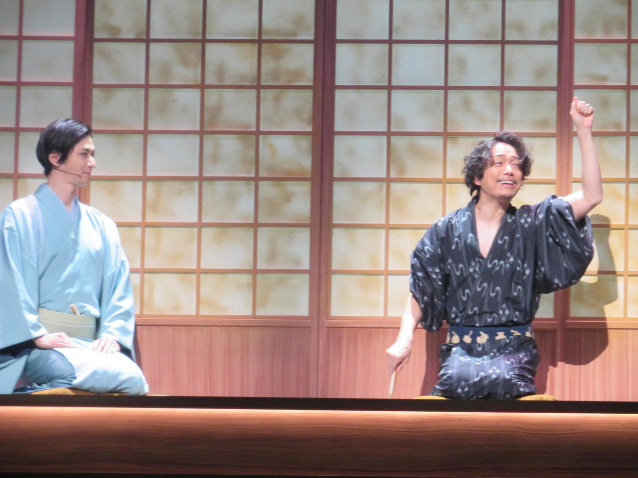ミュージカル「昭和元禄落語心中」取材会で劇中シーンを披露する、古川雄大（左）と山崎育三郎（撮影・村上幸将）
