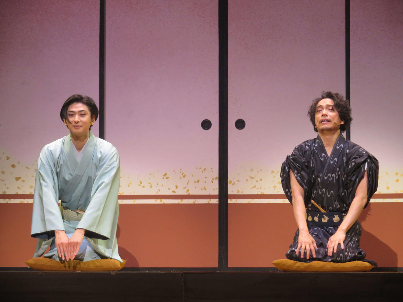 ミュージカル「昭和元禄落語心中」取材会で劇中シーンを披露する、古川雄大（左）と山崎育三郎（撮影・村上幸将）