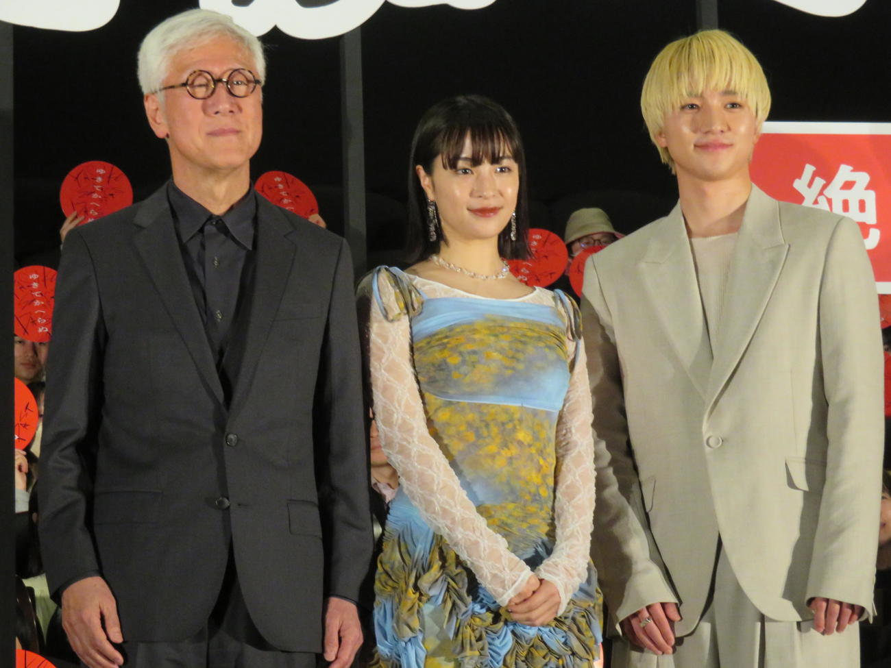 映画「ゆきてかへらぬ」公開御礼舞台あいさつに出席した、左から根岸吉太郎監督、広瀬すず、木戸大聖