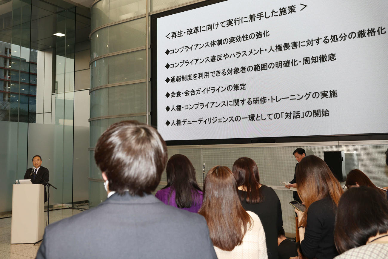 会見に臨むフジテレビ清水賢治社長（撮影・宮地輝）