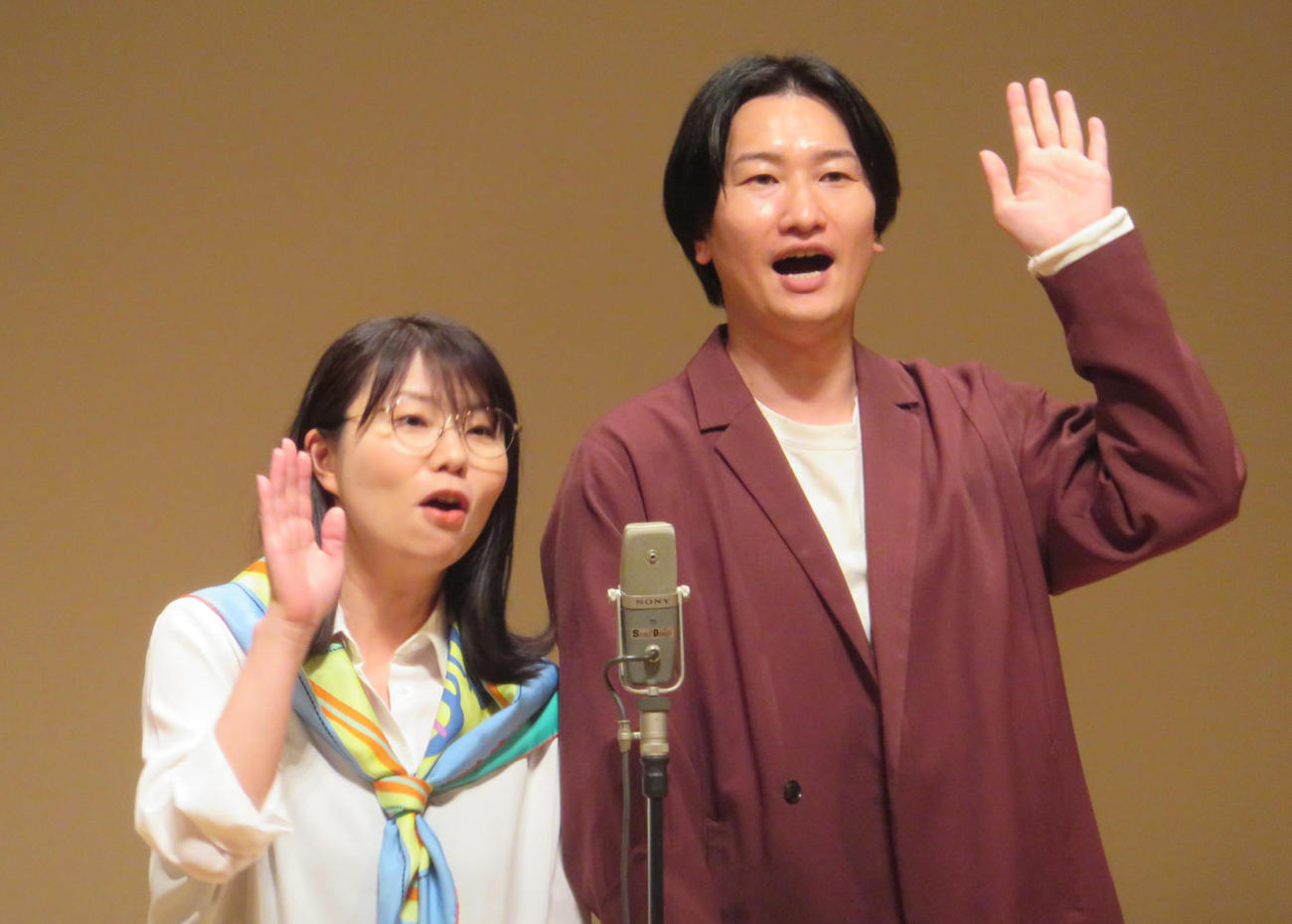 相席スタートの山崎ケイ（左）と山添貫（2024年5月撮影）