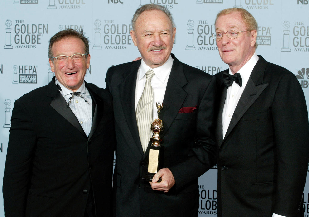2003年、ロビン・ウィリアムスさん（左）、マイケル・ケイン（右）と写真に納まるジーン・ハックマンさん（ロイター）