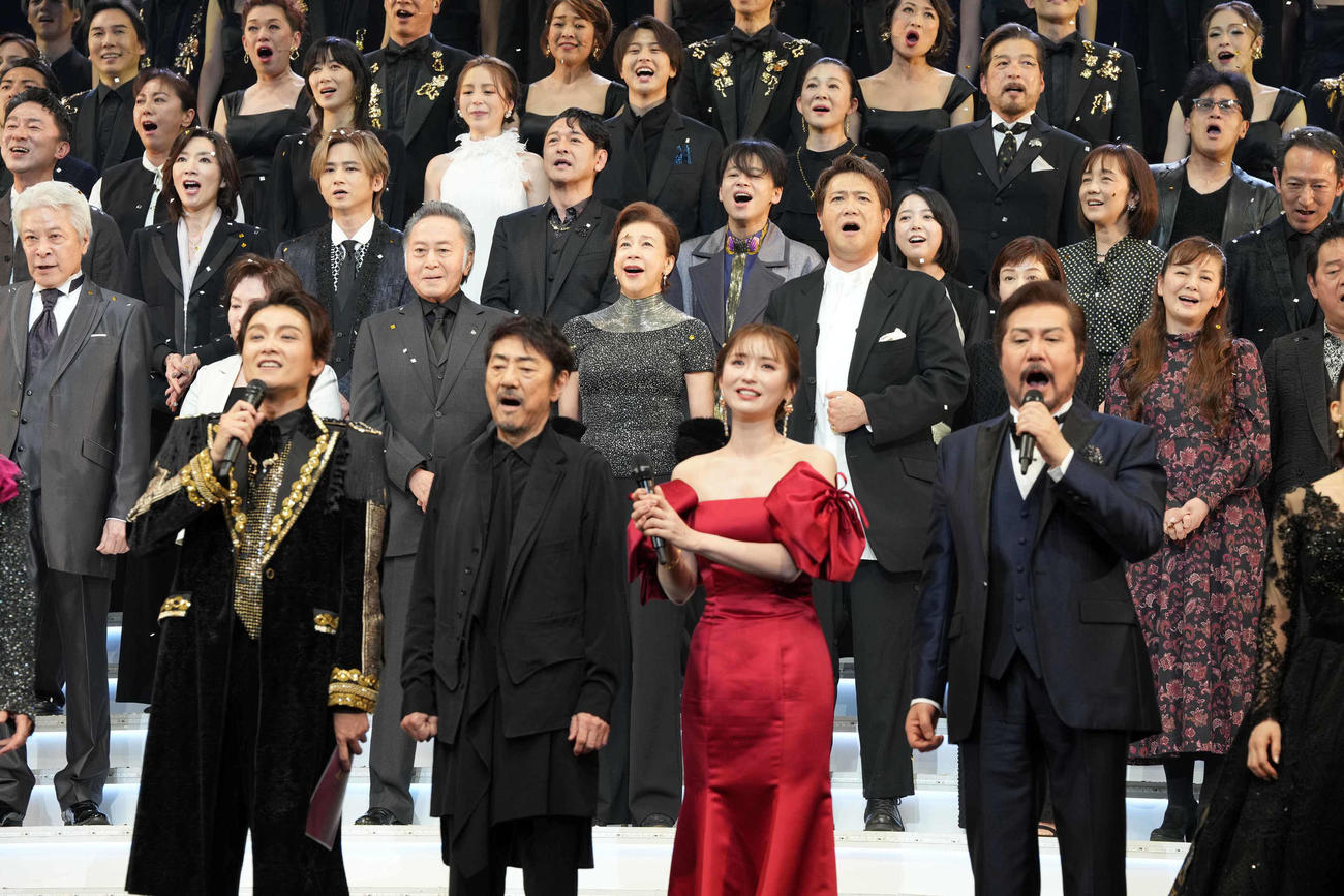 休館前の最終公演大千秋楽でカーテンコールに臨む出演者たち。前列左から井上芳雄、市村正親、笹本玲奈、今井清隆、2列目は鹿賀丈史、佐久間良子、北大地欣也、前田美波里、別所哲也、沢口靖子、南野陽子、3列目は真琴つばさ、堂本光一、石丸幹二、1人おいて上白石萌音、西田ひかる、4列目の堂本光一と石丸幹二の間は平野綾（撮影・小沢裕）