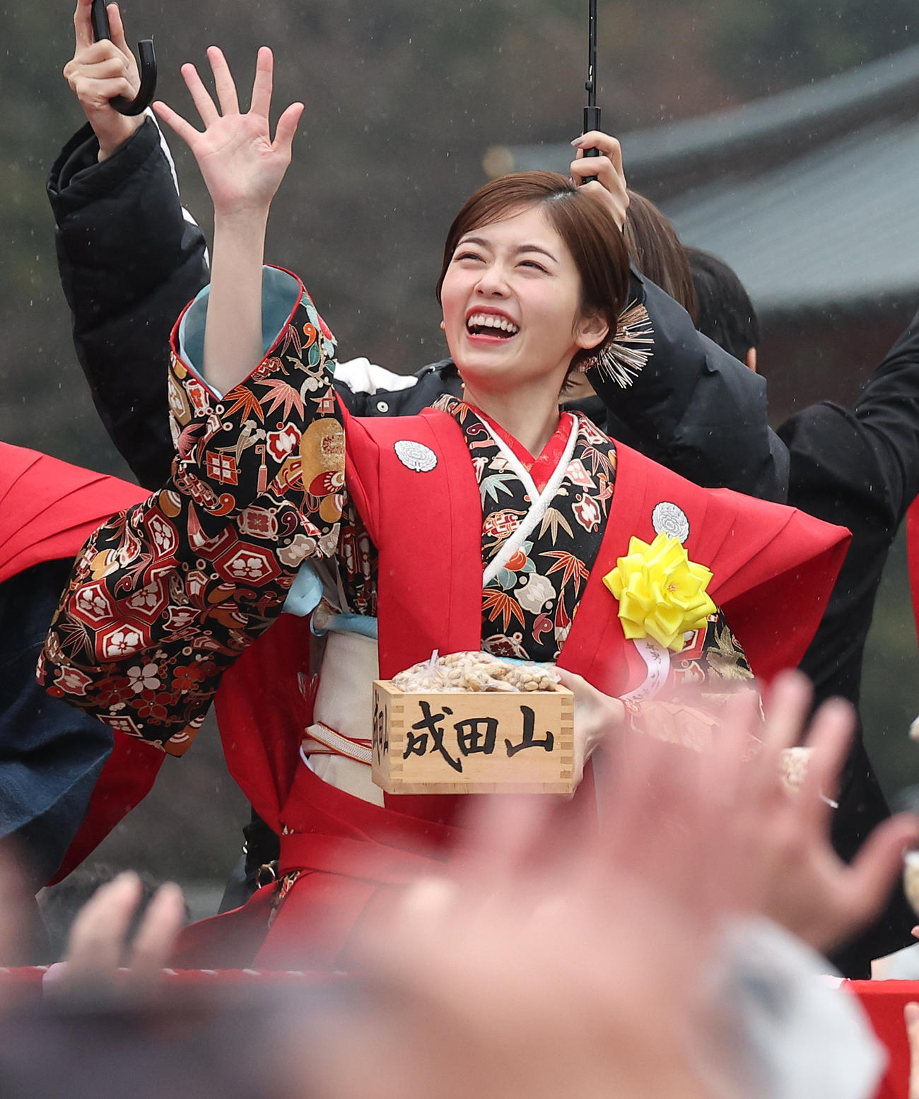 25年2月2日　恒例の成田山節分会で豆まき式をする小芝風花（撮影・中島郁夫）