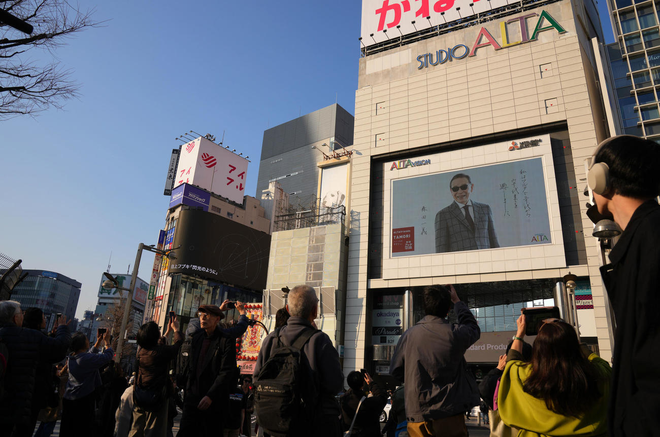 スタジオアルタ閉館を控え、オーロラビジョン前ではたくさんの歩行者が立ち止まって撮影をしていた（撮影・横山健太）