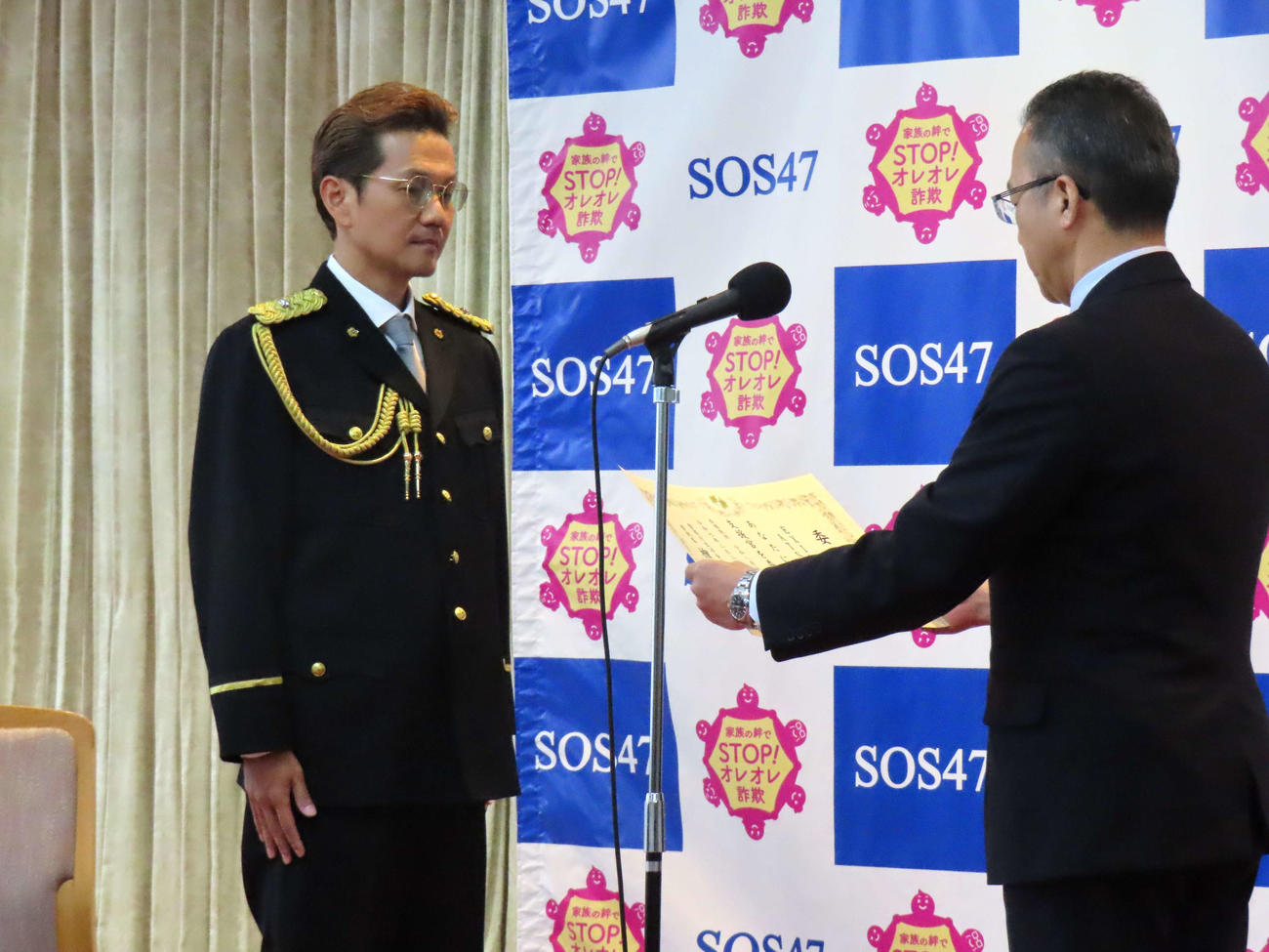 特別防犯支援官委嘱式に登壇したEXILEのATSUSHI（左）