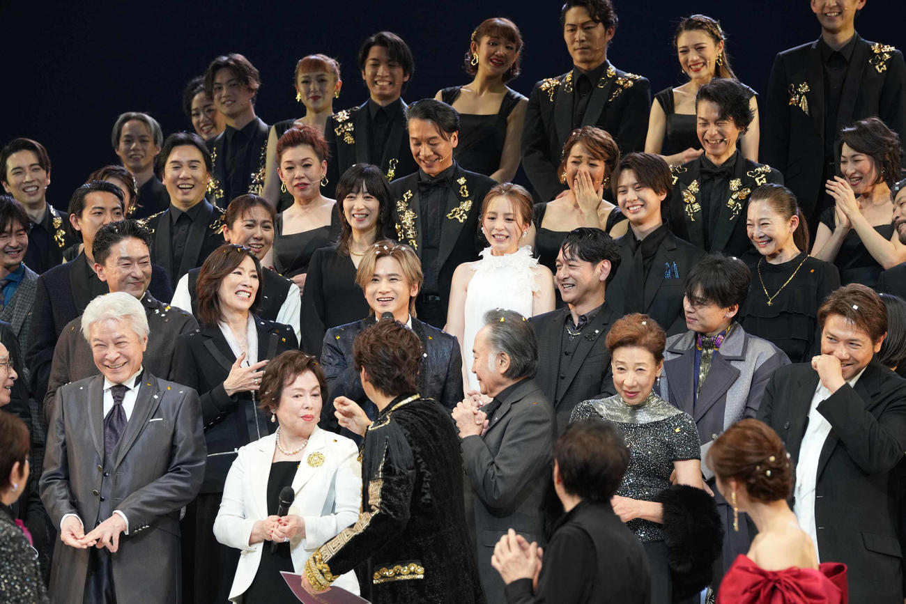 休館前の最終公演大千秋楽でカーテンコールに臨む出演者たち。中央は締めのあいさつを振られ笑顔を見せる堂本光一（撮影・小沢裕）