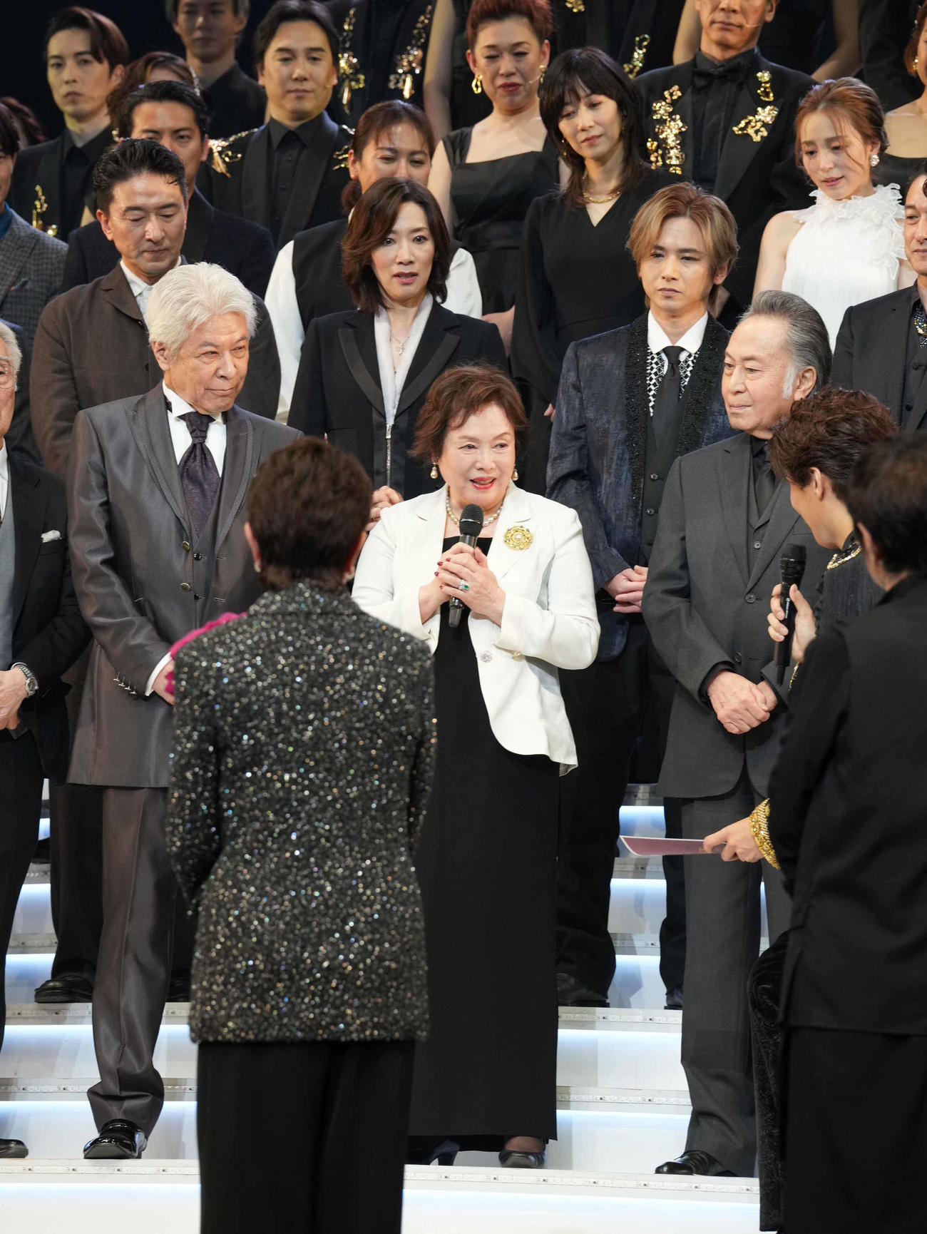 休館前の最終公演大千秋楽のカーテンコールで壇上に上がる、前列左から鹿賀丈史、佐久間良子、北大地欣也、2列目左から3人目は堂本光一（撮影・小沢裕）