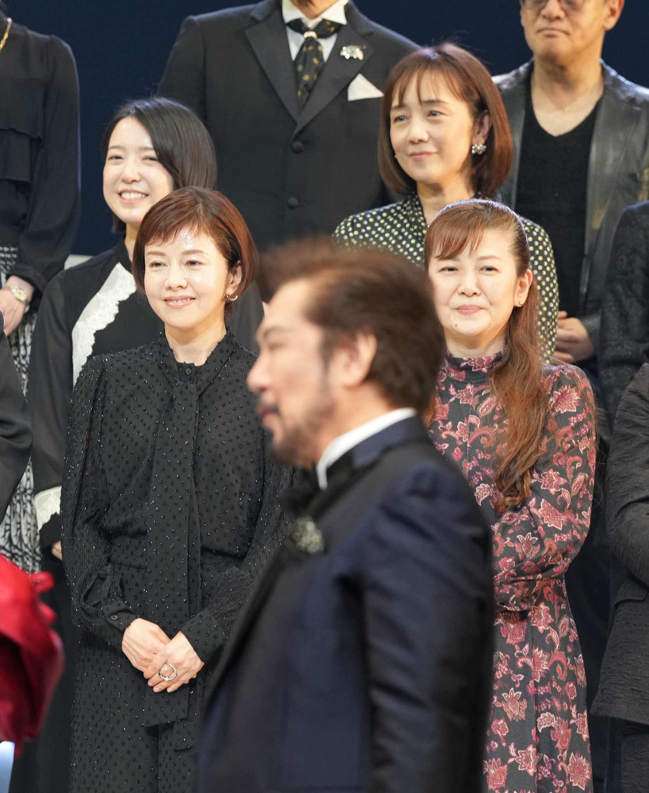 休館前の最終公演大千秋楽のカーテンコールで壇上に上がる前列左から沢口靖子、南野陽子、後列左から上白石萌音、西田ひかる（撮影・小沢裕）