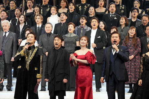 休館前の最終公演大千秋楽でカーテンコールに臨む出演者たち。前列左から井上芳雄、市村正親、笹本玲奈、今井清隆、2列目は鹿賀丈史、佐久間良子、北大地欣也、前田美波里、別所哲也、沢口靖子、南野陽子、3列目は真琴つばさ、堂本光一、石丸幹二、1人おいて上白石萌音、西田ひかる、4列目の堂本光一と石丸幹二の間は平野綾（撮影・小沢裕）