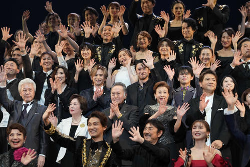 休館前の最終公演大千秋楽のカーテンコールが終わり幕が降りるなか詰め掛けた観客に手を振る出演者たち（撮影・小沢裕）