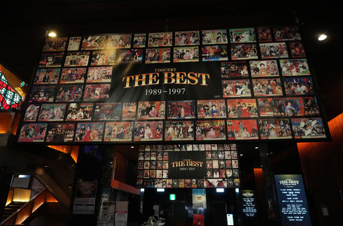 館内に掲げられた最終公演のCONCERT「THE BEST New HISTORY COMING」の横断幕（撮影・小沢裕）