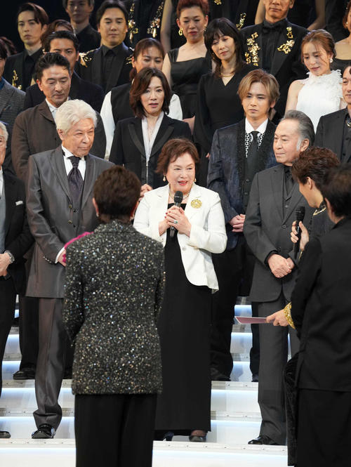 休館前の最終公演大千秋楽のカーテンコールで壇上に上がる、前列左から鹿賀丈史、佐久間良子、北大地欣也、2列目左から3人目は堂本光一（撮影・小沢裕）