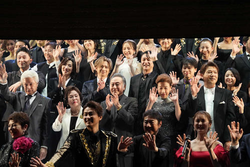 休館前の最終公演大千秋楽のカーテンコールが終わり幕が降りるなか詰め掛けた観客に手を振る出演者たち（撮影・小沢裕）