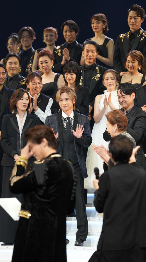 休館前の最終公演大千秋楽のカーテンコールで壇上に上がる堂本光一（撮影・小沢裕）
