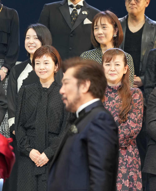 休館前の最終公演大千秋楽のカーテンコールで壇上に上がる前列左から沢口靖子、南野陽子、後列左から上白石萌音、西田ひかる（撮影・小沢裕）