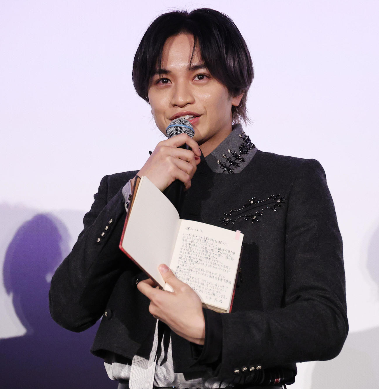 映画「知らないカノジョ」初日舞台あいさつで三木監督からのメッセージを受け取る中島健人（撮影・中島郁夫）
