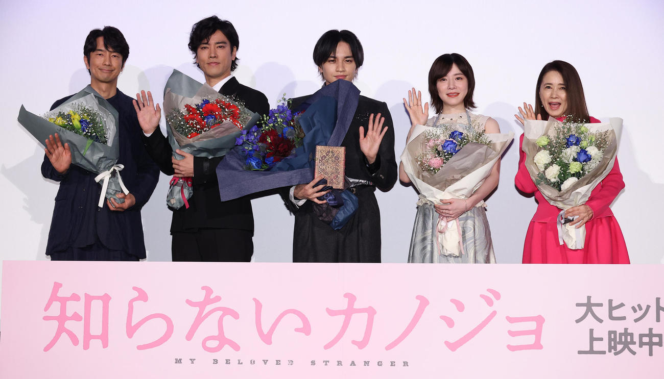 映画「知らないカノジョ」初日舞台あいさつを行った、左から眞島秀和、桐谷健太、中島健人、milet、風吹ジュン（撮影・中島郁夫）