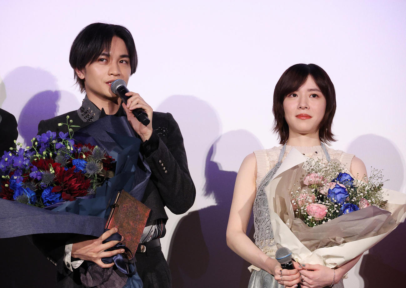 映画「知らないカノジョ」初日舞台あいさつを行った中島健人（左）とmilet（撮影・中島郁夫）