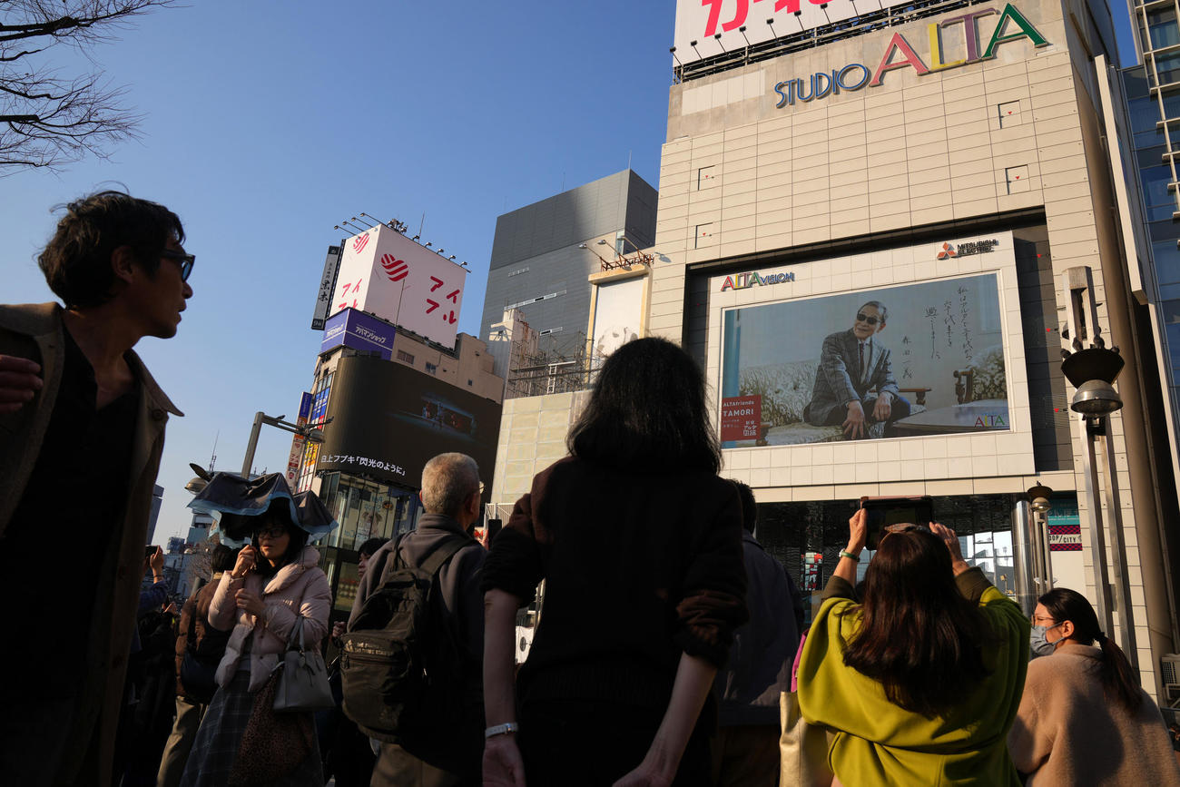 スタジオアルタ閉館を控え、オーロラビジョン前ではたくさんの歩行者が立ち止まって撮影をしていた（撮影・横山健太）