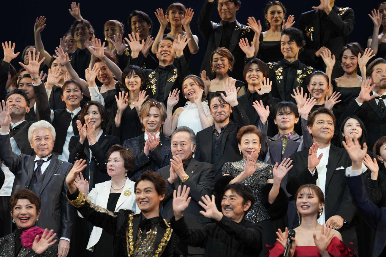 休館前の最終公演大千秋楽のカーテンコールが終わり幕が降りるなか詰め掛けた観客に手を振る出演者たち（撮影・小沢裕）