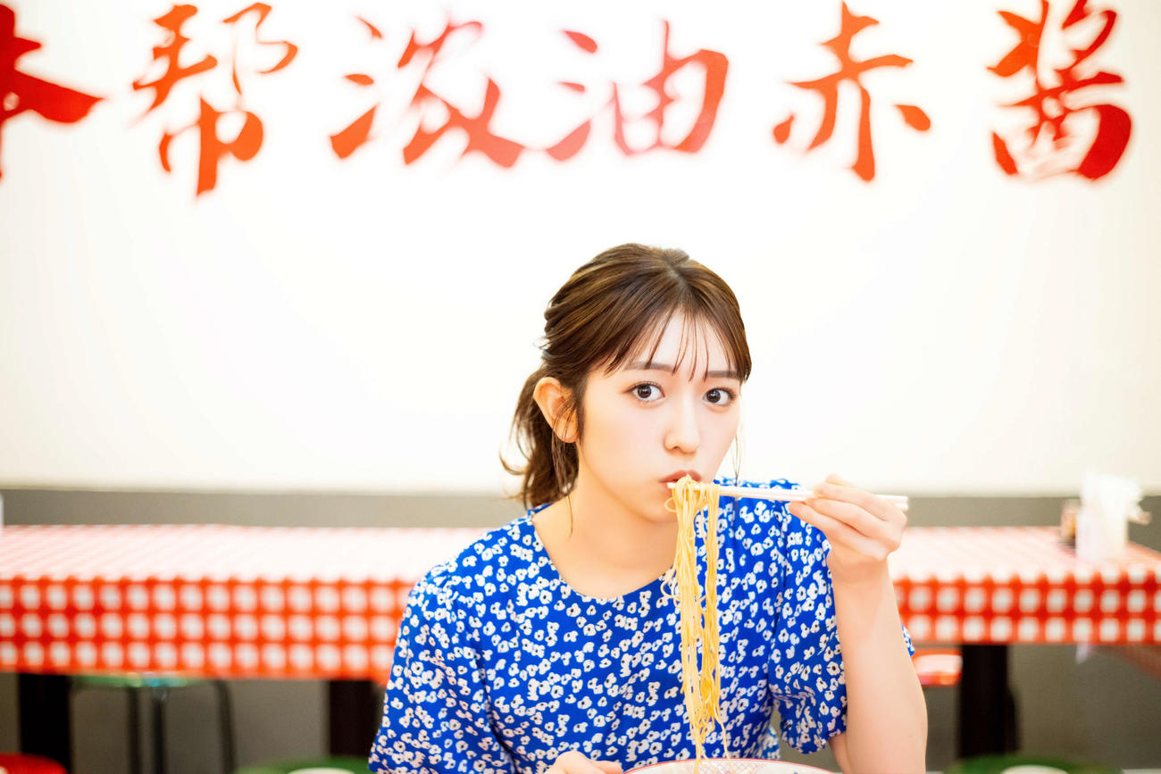 小泉遥香ファースト写真集「はるのとなり。」より横浜中華街でのカット