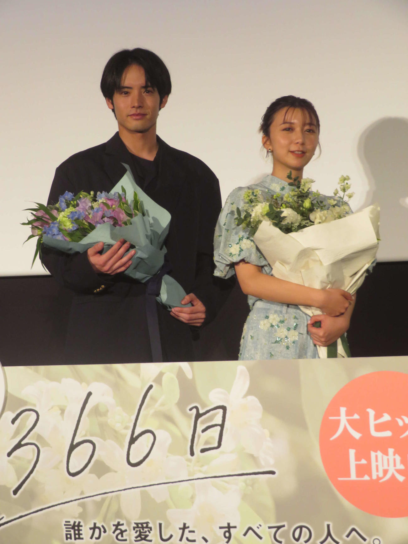 映画「366日」大ヒット＆バースデー記念スペシャル舞台あいさつに出席した赤楚衛二（左）と上白石萌歌