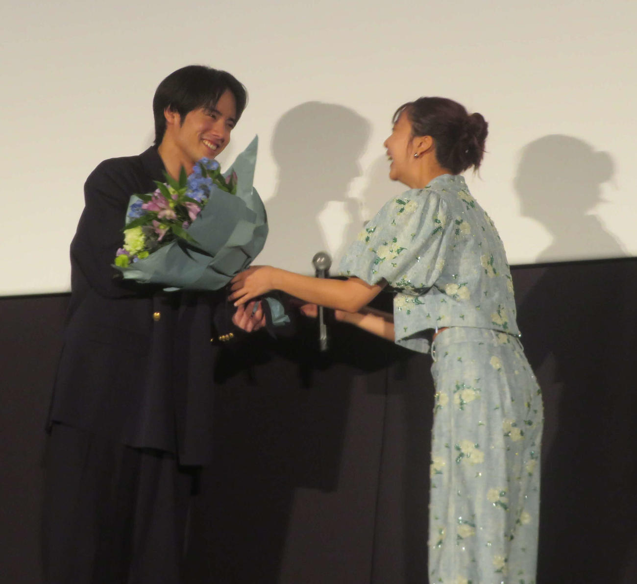 赤楚衛二（左）に花束を渡す上白石萌歌