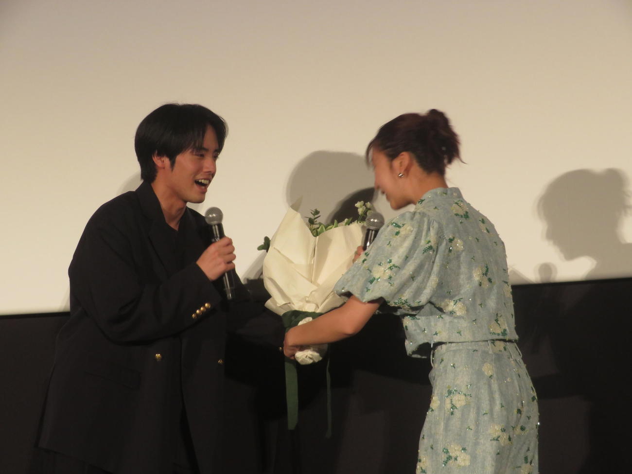 上白石萌歌（右）に花束を贈る赤楚衛二