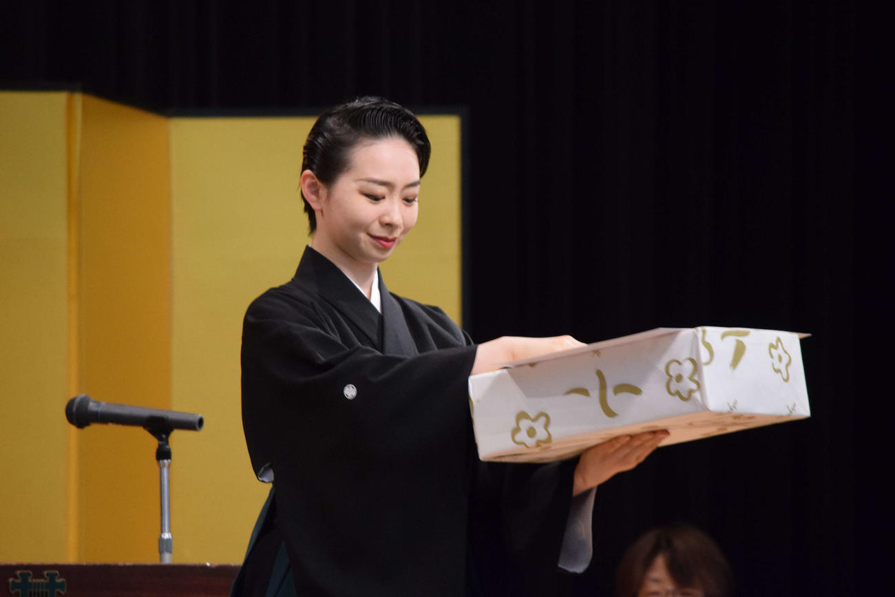 宝塚音楽学校卒業式で、卒業生総代となり小林一三賞を受け取った光田悠那さん（撮影・阪口孝志）