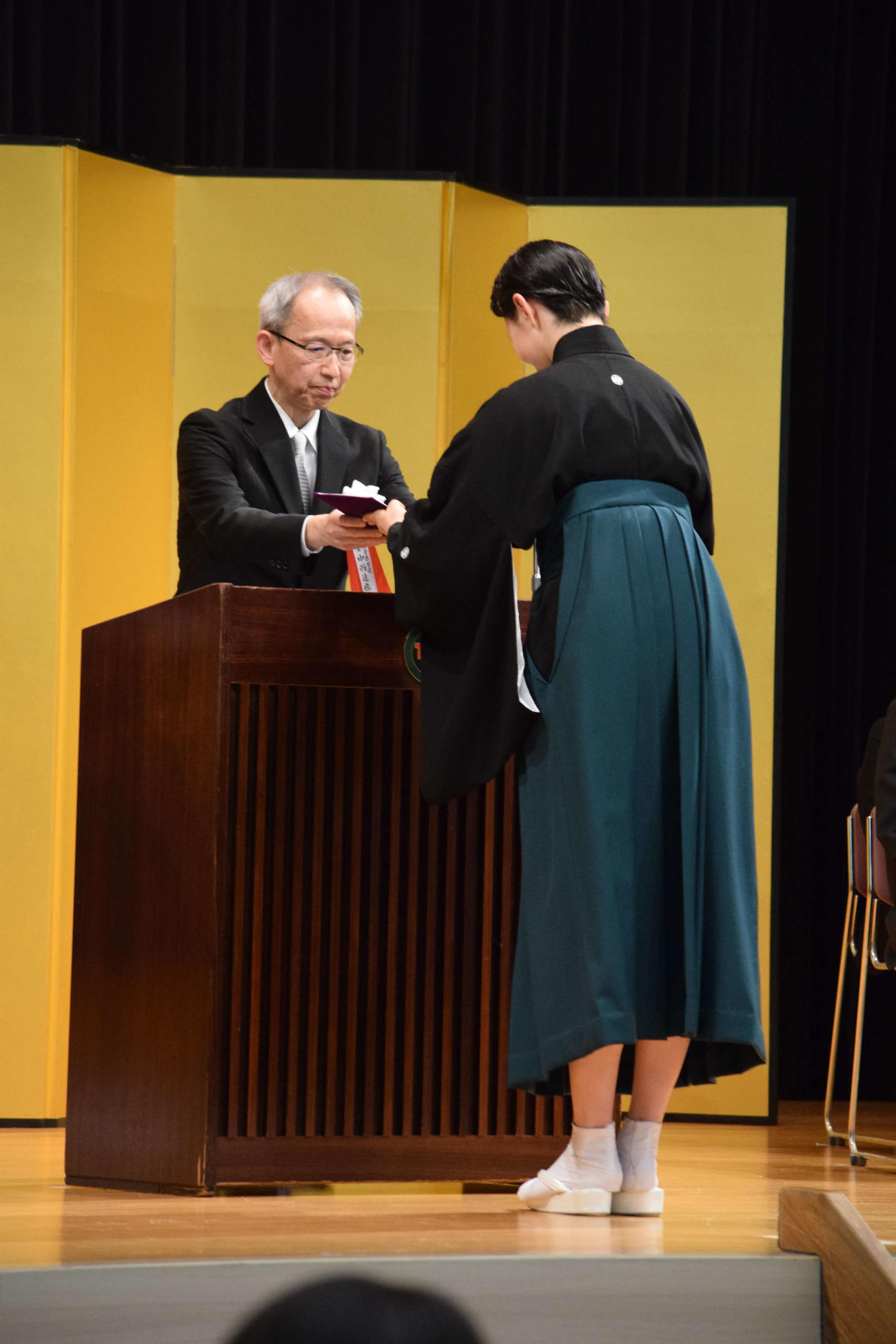 宝塚音楽学校卒業式で卒業証書を受け取る卒業生総代の光田悠那さん（右）（撮影・阪口孝志）