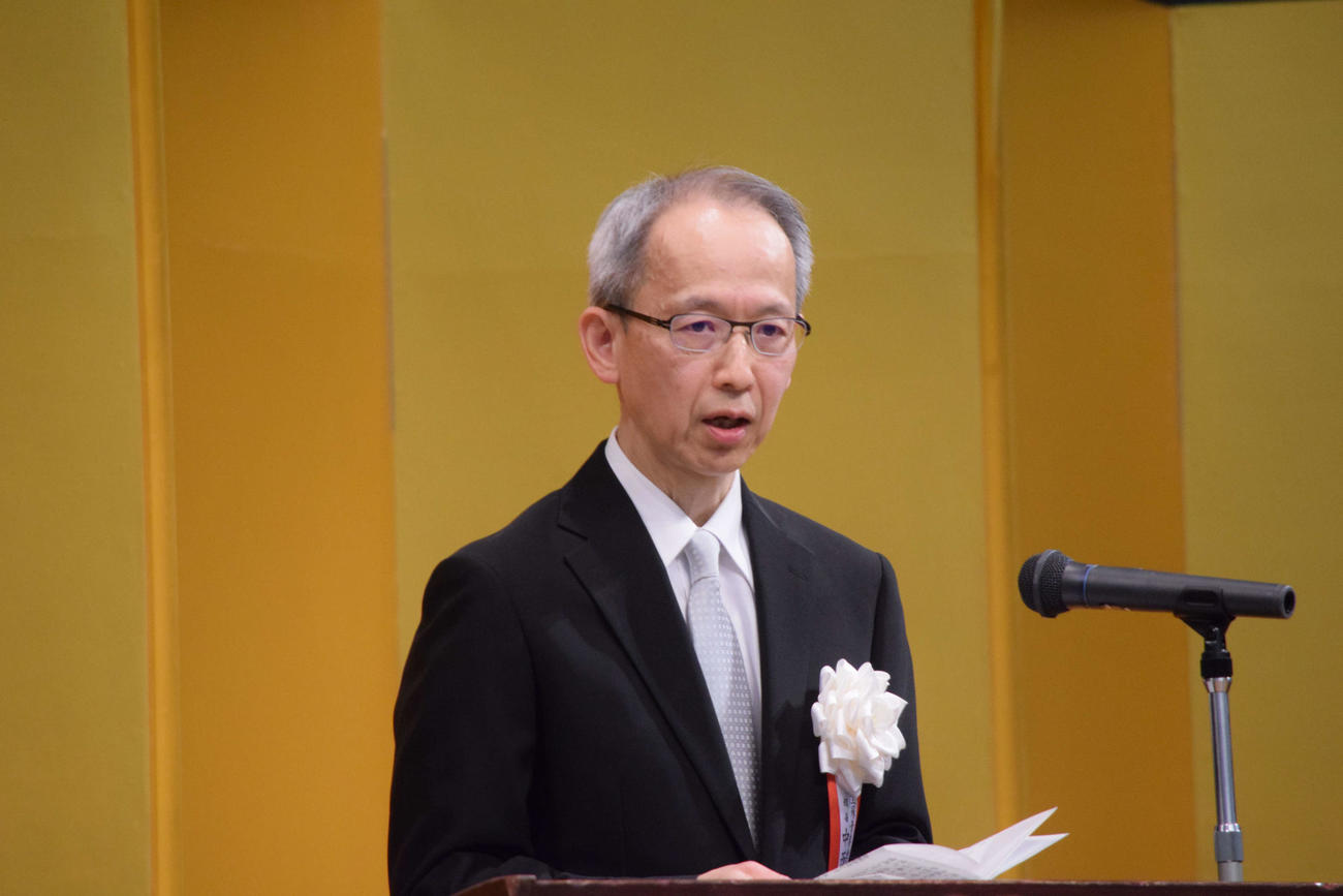 宝塚音楽学校卒業式で式辞を述べる中西達也校長（撮影・阪口孝志）