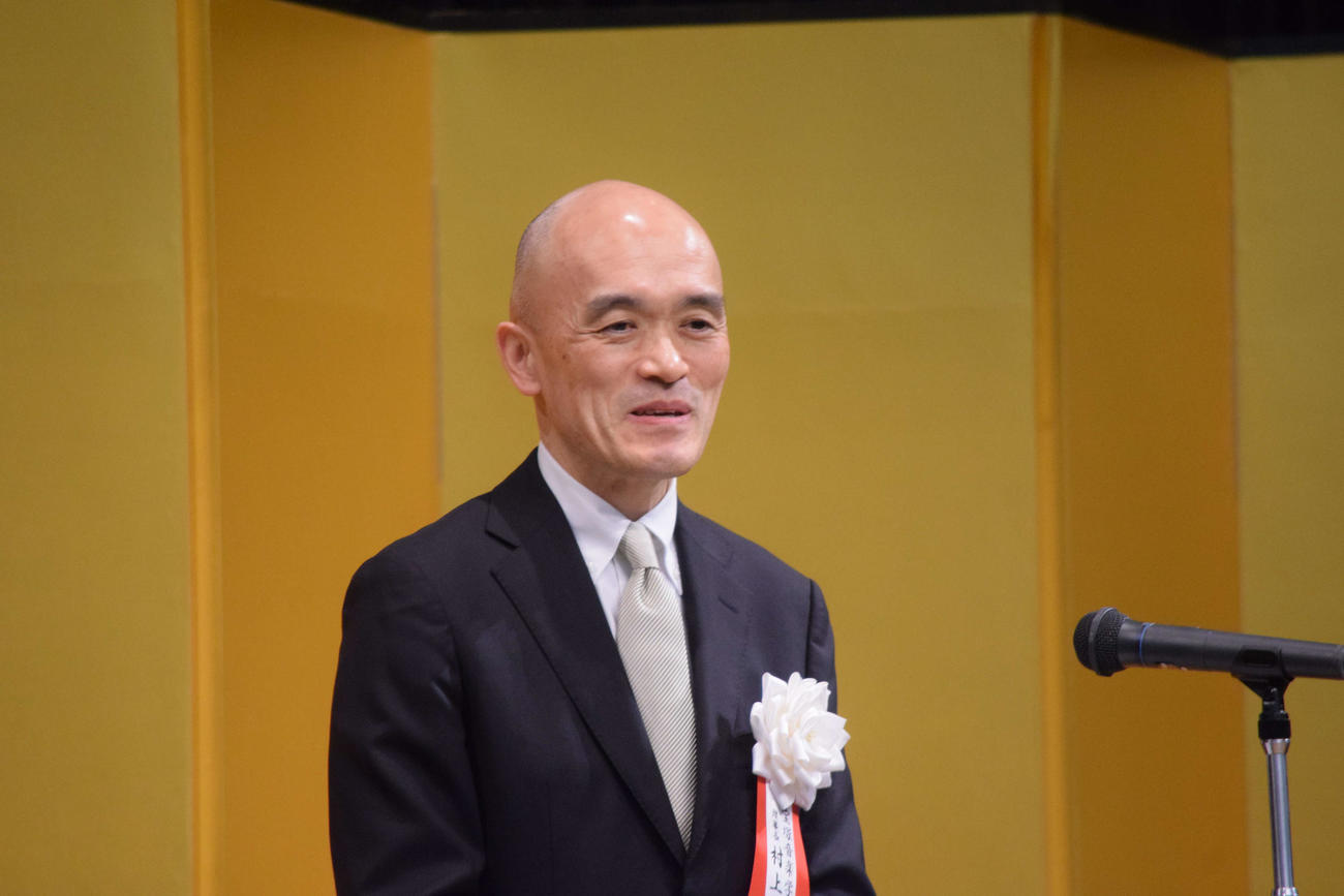 宝塚音楽学校卒業式で式辞を述べる村上浩爾理事長（撮影・阪口孝志）