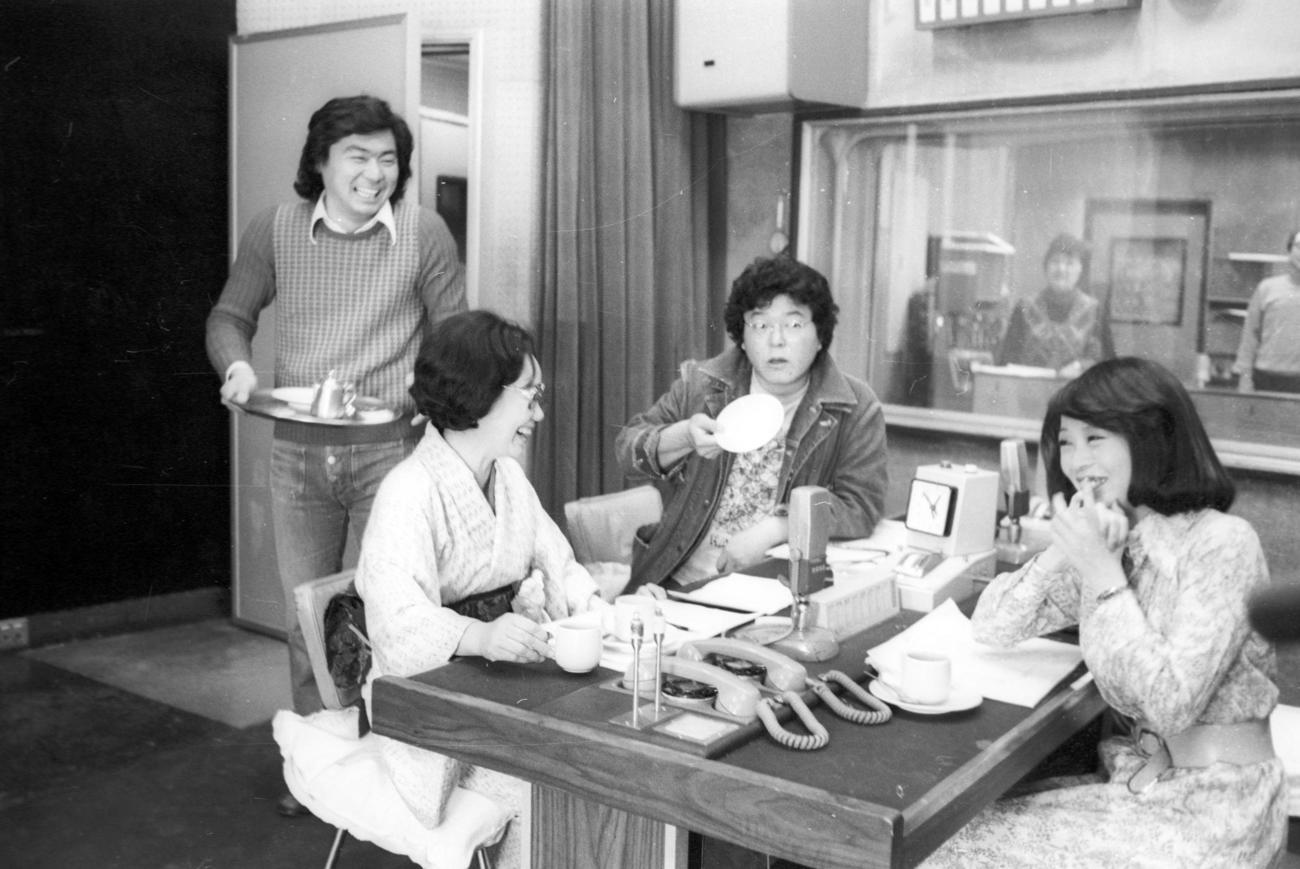1976年3月3日、文化放送の編成局長（手前左）らにお茶を出すパーソナリティーのみのもんたさん