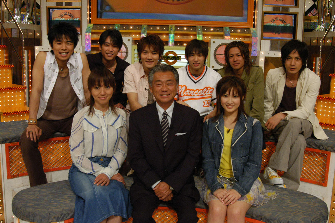 2004年「学校へ行こう！」でみのもんたさん（前列中央）と共演した渡辺満里奈（同左）、紗栄子（同右）、V6（後列）（C）TBS