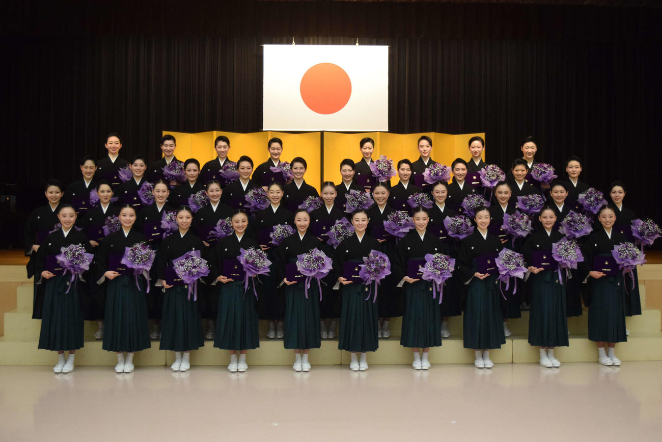 宝塚音楽学校卒業式を迎え、すみれのブーケを手にする111期生（撮影・阪口孝志）