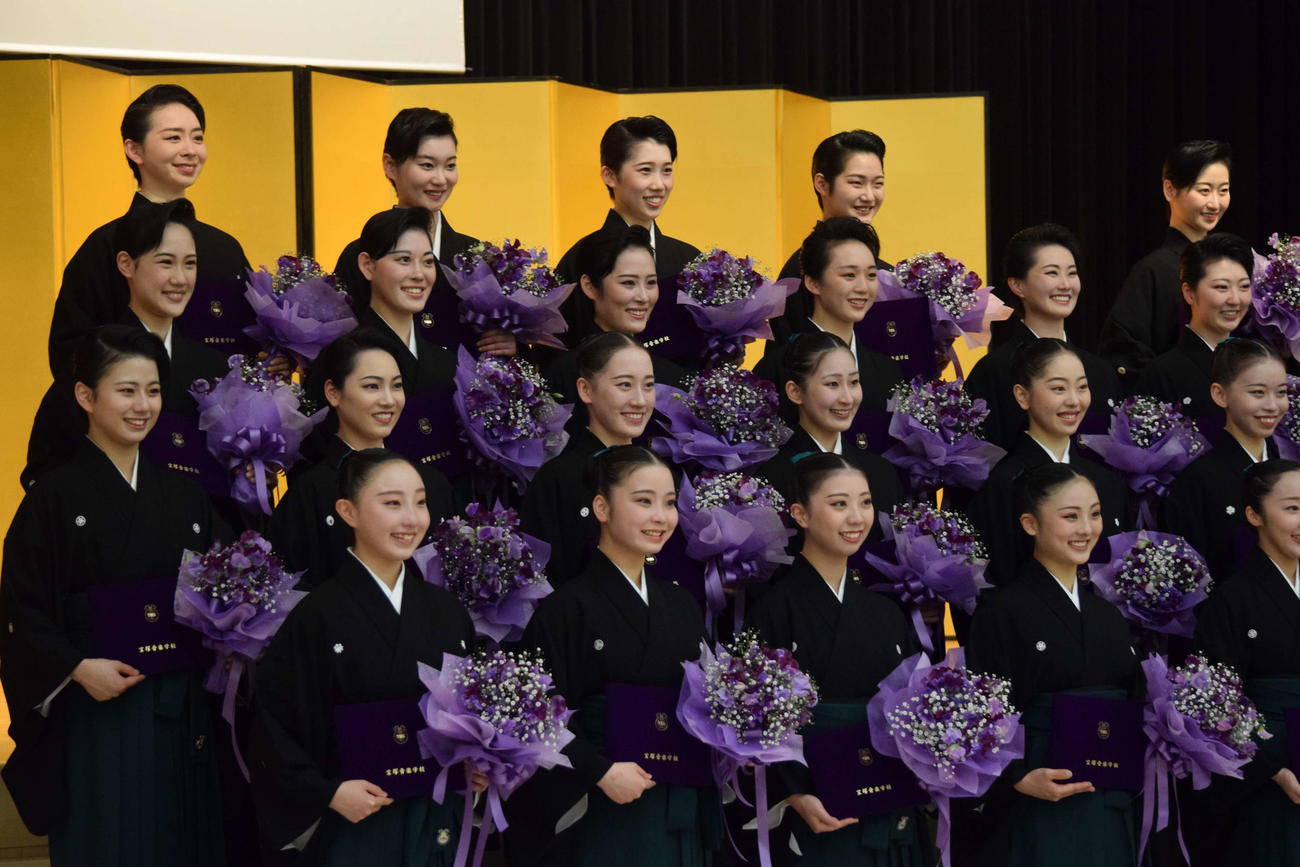 宝塚音楽学校卒業式を迎え、すみれのブーケを手にする111期生（撮影・阪口孝志）