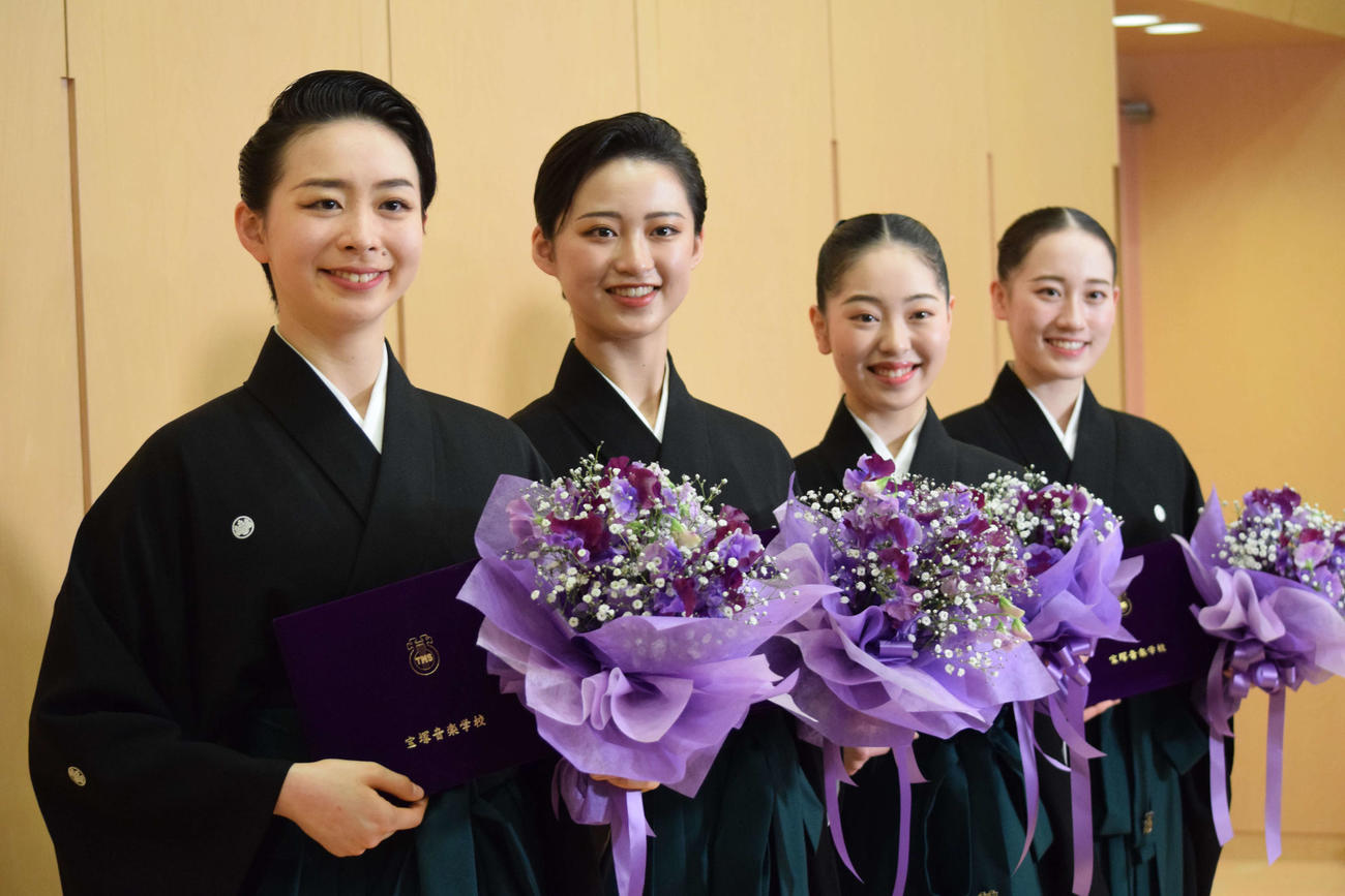 宝塚音楽学校卒業式で報道陣の取材に応じる、左から）光田悠那さん、三枝友梨乃さん、今井絢音さん、南田愛弥さん（撮影・阪口孝志）