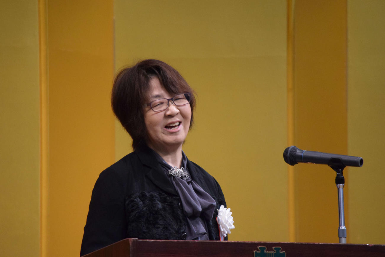 宝塚音楽学校卒業式で式辞を述べる未沙のえる宝友会会長（撮影・阪口孝志）
