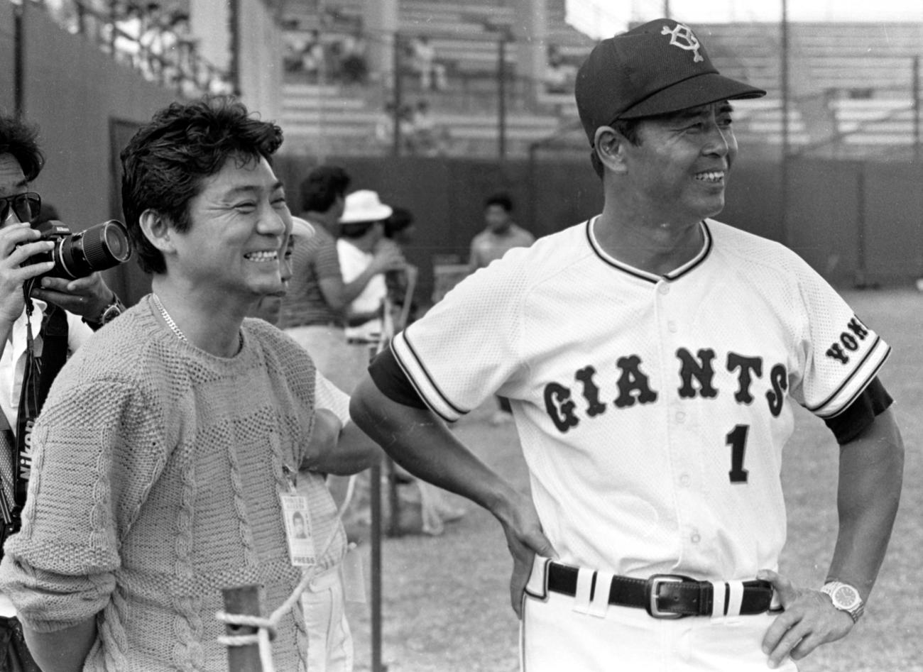 巨人グアムキャンプでみのもんたさん(左)と談笑する王貞治監督（86年1月撮影）