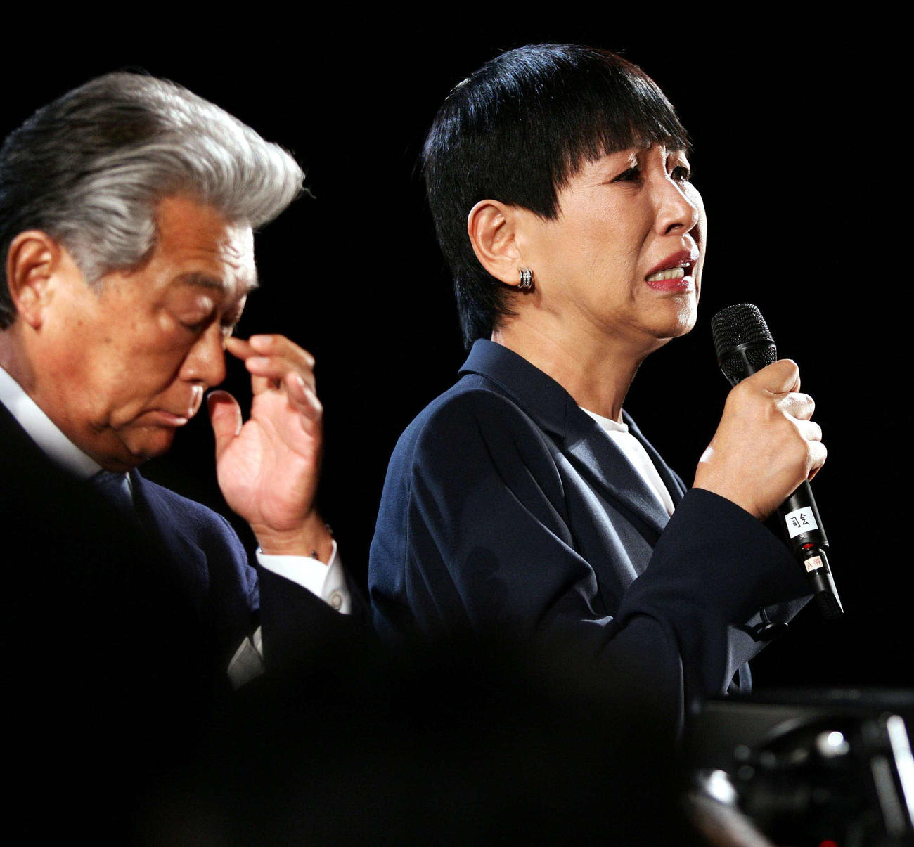 2009年、舞台「放浪記」2000回　涙を流しながらお祝いの言葉を送る和田アキ子。左はみのもんたさん