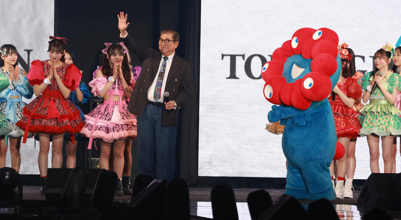 ミャクミャクを連れ東京ガールズコレクションのステージに立った石破茂首相（撮影・中島郁夫）